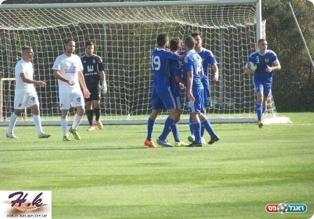 שחקני כרמיאל חוגגים את השלישי (h.k תקשורת)