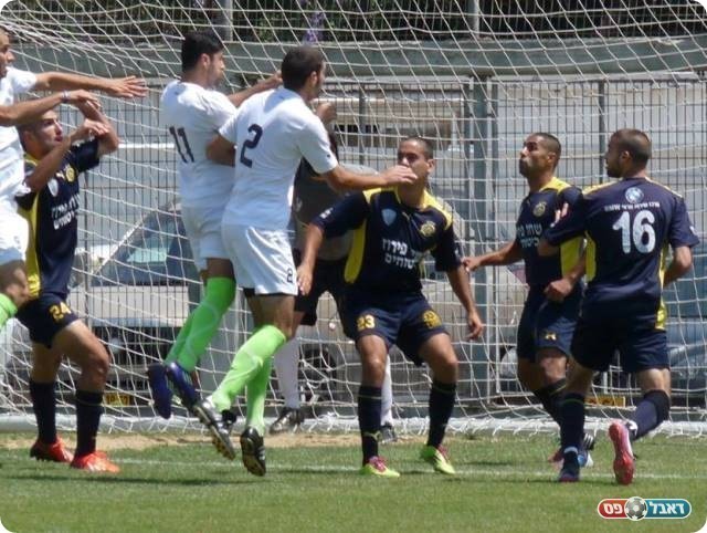 שתי הקבוצות נלחמו. שרון (מס' 11) ונעמת מאיימים על השער (אלי שמואלי)