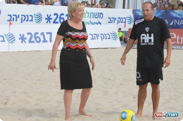 ראש עיריית נתניה, מרים פיירברג והקוסם בבעיטת הפתיחה