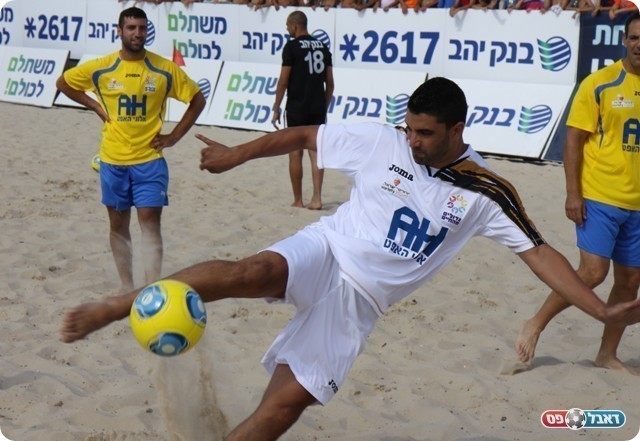 בסוף הם ניצחו. משה פרץ מפגין את כישוריו