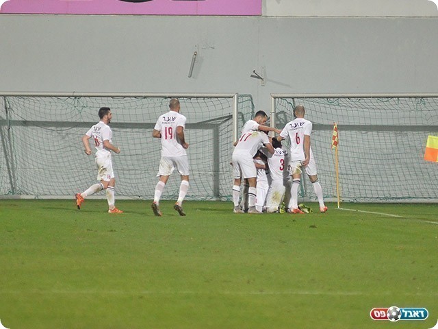 שחקני הרצליה. יצליחו להפעיל לחץ על נשר? (ארנון לוי)