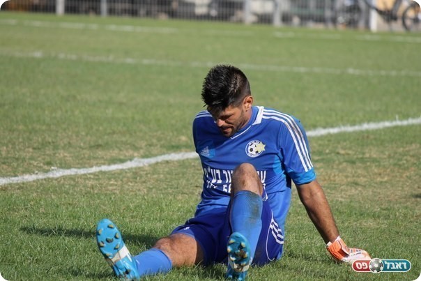 צור שלום לא הופיעה למשחק, השוער מיואש. אלי ברקוביץ' (אנטולי רובינסקי)