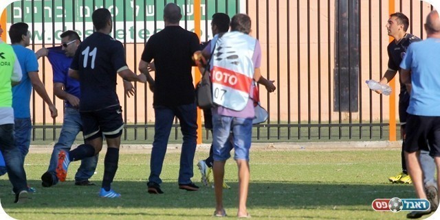 איפה האבטחה. אלפסי ואמר (מימין) מתעמתים (צילום: לירן דורף)