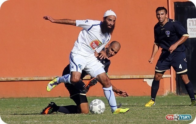 יפו כמו הצל של עצמה. גבאי מתקל את כהן צדק (צילום: לירן דורף)