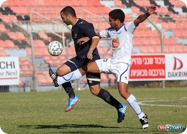 נותר לבדו כבלם. קין מנסה לנטרל את מגול (צילום: לירן דורף)
