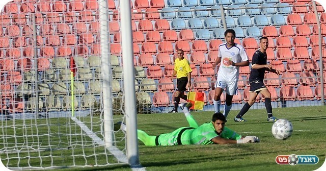 מתח את אבריו. רז עוצר את בן סלומון (צילום: לירן דורף)