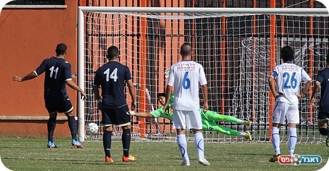 לא חגג. מגול מכניע את רז (צילום: לירן דורף)