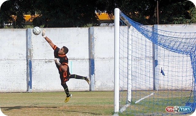 הדיפת המשחק. רז הודף את הכדור של חזוט (צילום: לירן דורף)