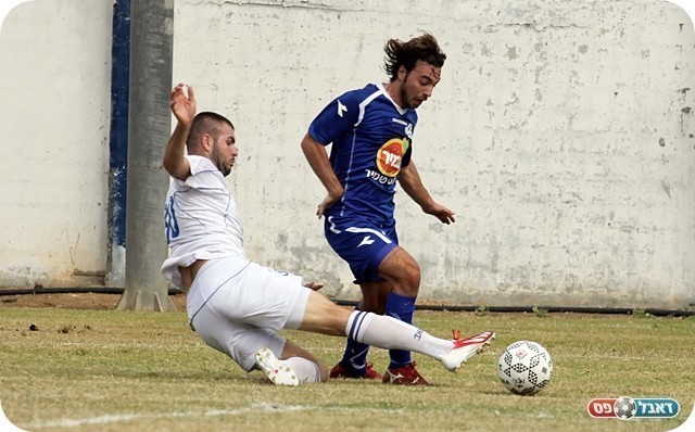 פנדל. סבן מכשיל את פרץ (צילום: לירן דורף)