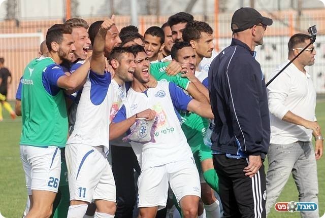 התרחקו מהתחתית. שחקני יפו חוגגים (לירן דורף)