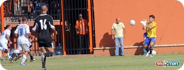 יפו קיבל הביטחון. אנגלשטיין עוצר את ביטון (צילום: לירן דורף)