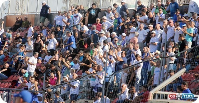 סוף סוף מאושרים. אוהדי יפו (צילום: לירן דורף)