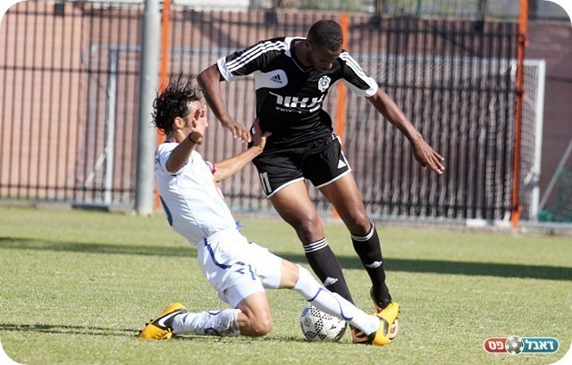 לראשונה בחייו כחלוץ. צמח מתקל את אילמו (צילום: לירן דורף)