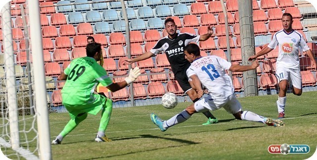 פנדל מוצדק. היד של מחג'נה (צילום: לירן דורף)