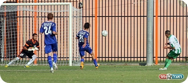 ההזדמנות של עמישב. מתנה מחמיץ מול רז (צילום: לירן דורף)