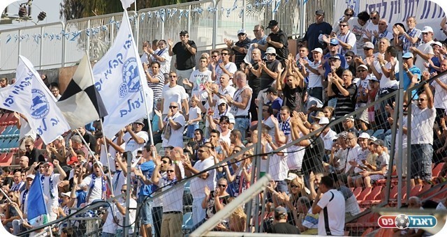 שוב לא ראו ניצחון בפתיחה. אוהדי יפו (צילום: לירן דורף)