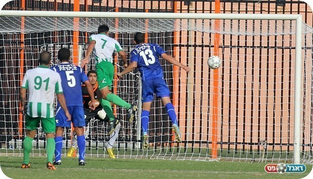 יכול היה "לנקום" את שחרורו. פור נוגח החוצה (צילום: לירן דורף)