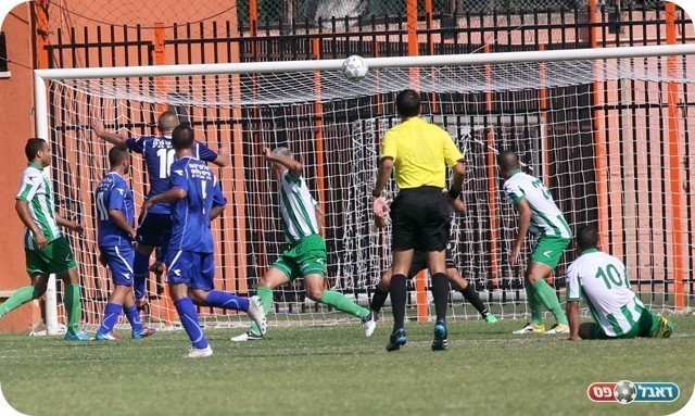 המצב בממשי הראשון של יפו. פליקר בועט מעל הקורה (צילום: לירן דורף)