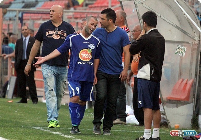 חיים מסביר לאבן את פשר החילוף (לירן דורף)