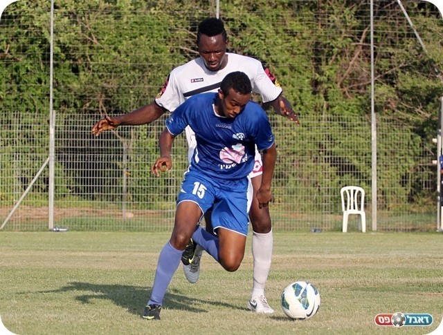 הכח הייתה מסוכנת יותר. יצחק מנסה להשתחרר מטוקורה (צילום: לירן דורף)