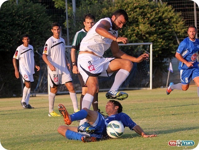 הרבה חילופים. סולי צמח מתקל את זידאן עאמר (צילום: לירן דורף) 