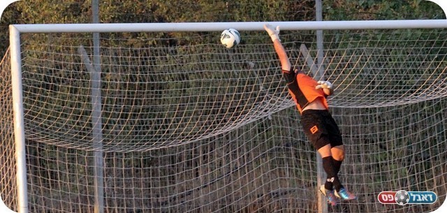 צ'יפ נפלא. אזולאי נכנע לכדור של לוי (צילום: לירן דורף)