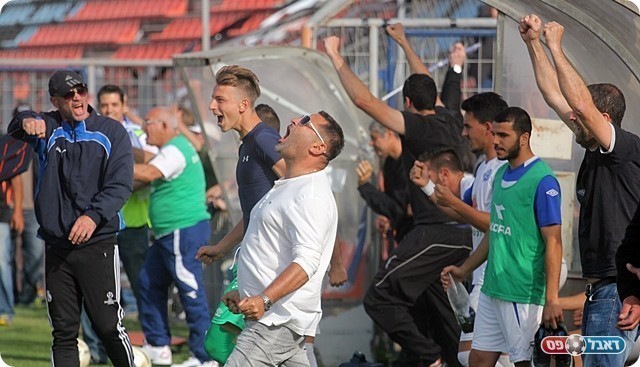 ככה נושמים לרווחה. אלפסי, ניראון ושאר הספסל עם שריקת הסיום (לירן דורף)