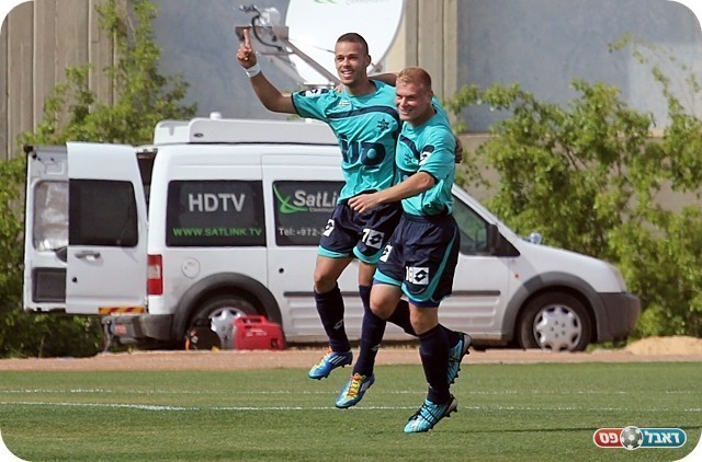 השוויון של כפר יונה. גניש כובש וחוגג לבד ועם גרינדפדר (צילום: לירן דורף)