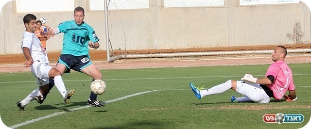 עבר הרבה בקריירה. עמיאל ולמל עוצרים את חלוואני (צילום: לירן דורף)