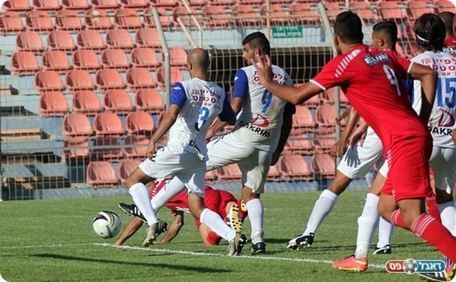 הגול הפסול, פדידה מוסר למולאי שנמצא מאחורי קו ההגנה (לירן דורף)