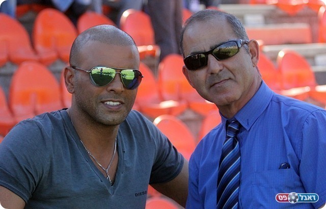 אייל גולן והמשקיף ניסן מורד מחוייכים לפני הפתיחה, יש למרמורק עוד הרבה עבודה (לירן דורף)