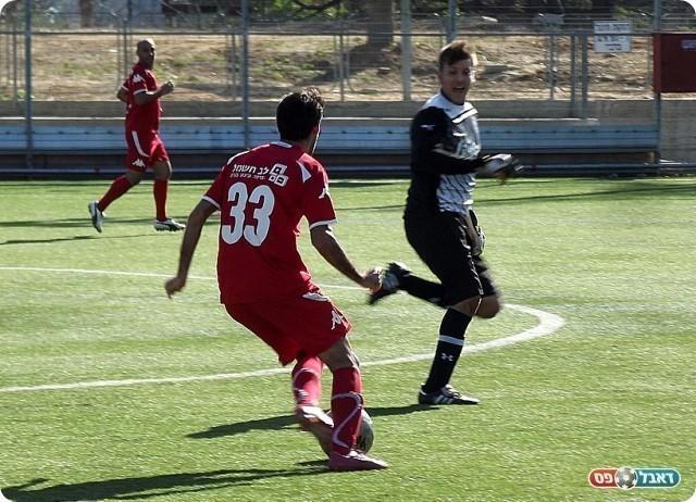 כמעט עקיצה בסיום. יוסף עם הכדור (צילום: אייל אורן) 