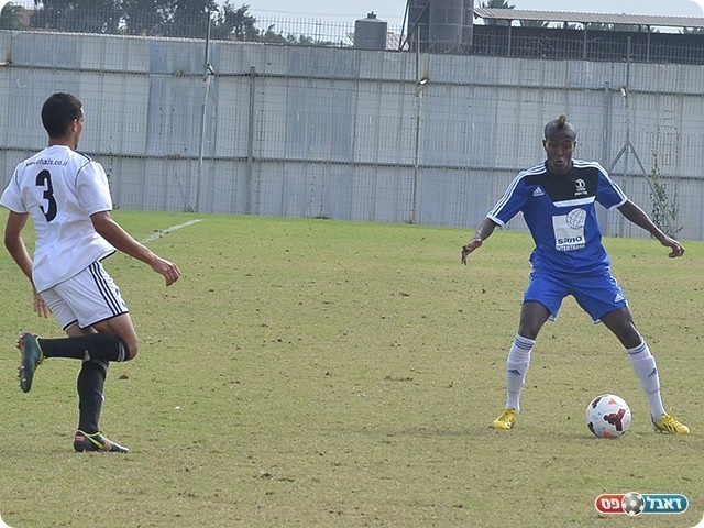 חילוף טקטי של בוסקילה אילץ את יאזו (בכחול) לצאת אחרי 30 דקות (צילום: ארנון לוי)