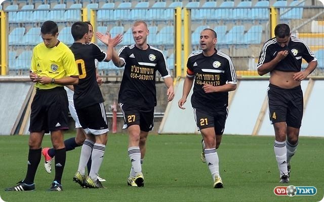 הסנסציה של היום. חוגגים עם דרויאנוב את השער (צילום: לירן דורף)