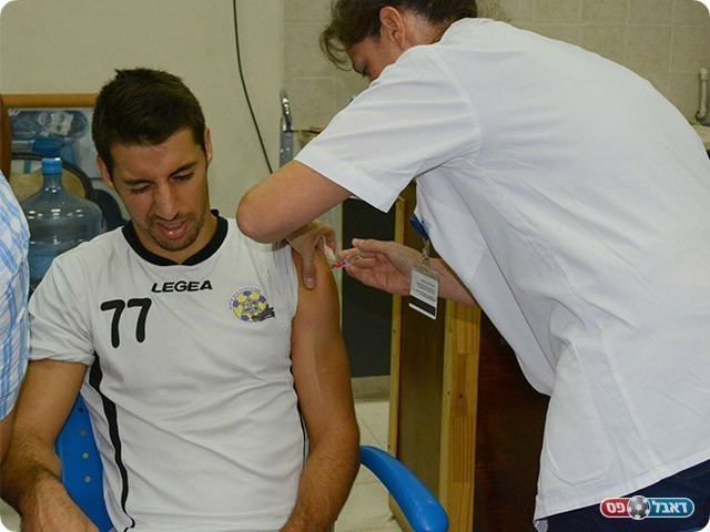 אאוצ', רפי עמוס מקבל זריקה (ולדי מויסוייב, הפייסבוק הרשמי של קרית גת)