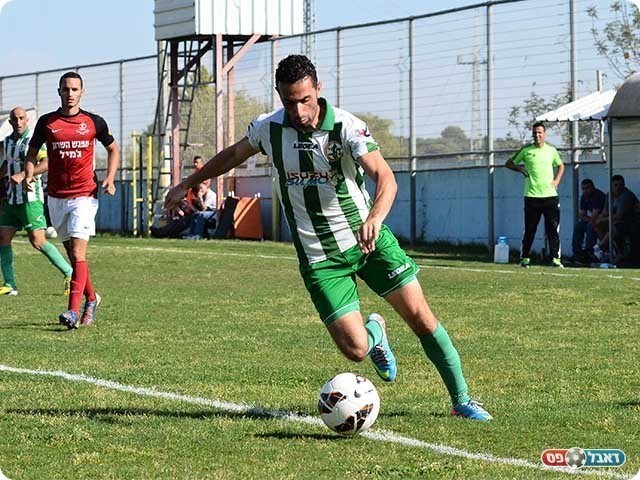 אבו סאלח מוציא את כדור הרוחב (ארנון לוי)