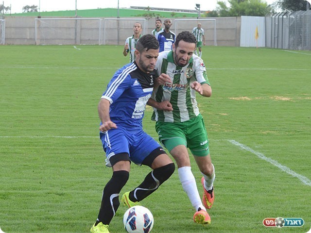 אבו סאלח וחמיס במאבק על הכדור (אימן נסר אלדין)