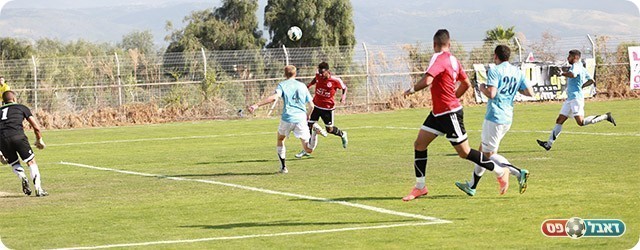 אברה נוגח מעל השער (עדי מלול)