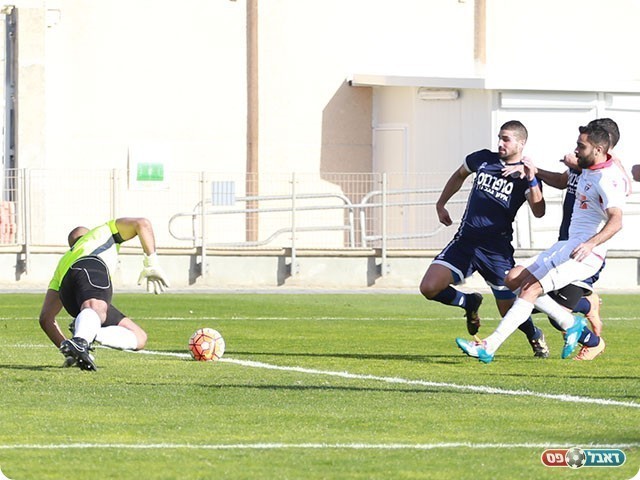 אהוד מערבי ושמעון הרוש במאבק על הכדור (עדי מלול)