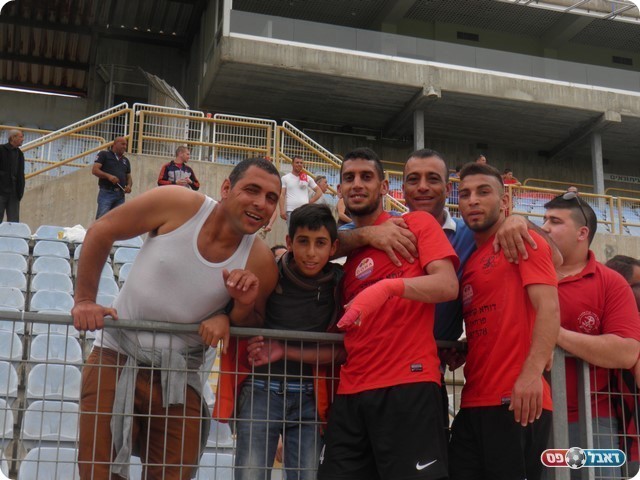 עבורם זה כמו ניצחון. שחקני ואוהדי מג'דל (מובאדה פרחאת)