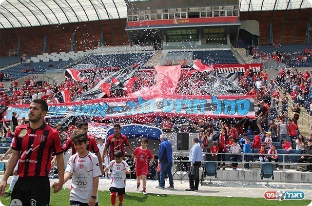 שחקני ואוהדי קטמון במשחק מול מעלות (עדי אורן)