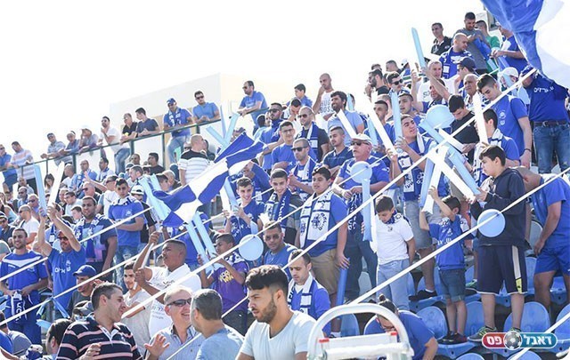 אוהדי שעריים. הפעם הם מקווים לצאת עם חיוכים (רולנדי ברנשטיין)