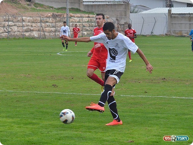 אוחיון בועט, קרמר משקיף (ארנון לוי)