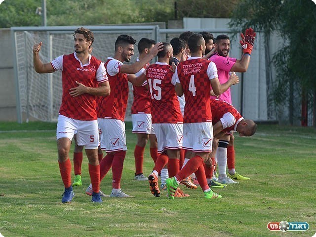 שחקני אום אל פאחם חוגגים במגדל העמק (אבי רביבו)