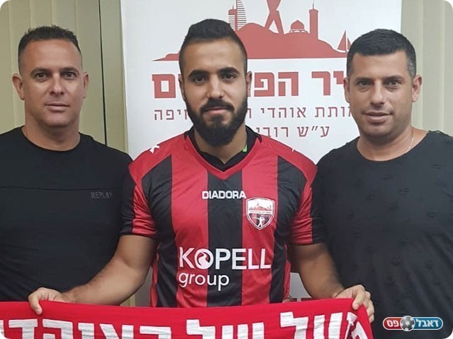 עזיזה במעמד החתימה