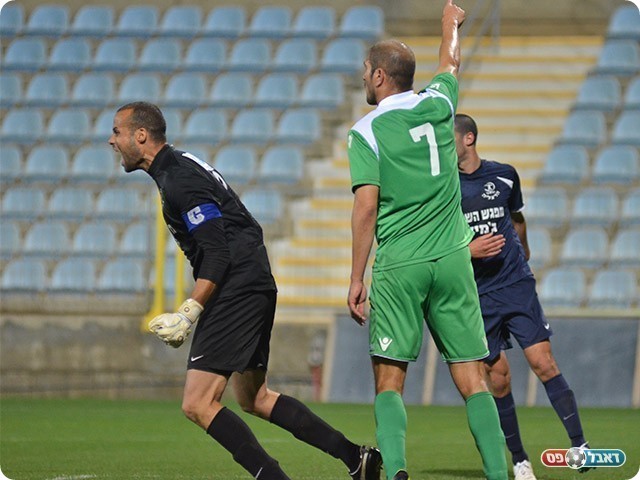 אורן ניסים אחרי הנגיחה יחד עם עידו לוי שצרח על שחקניו (קובי פורטל)