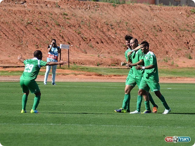 ניסים חוגג עם החברים (ארנון לוי)