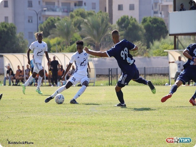 שוב ייפגשו במגרש בשעריים. שחקני ירמיהו חולון ומכבי שעריים (בן מלניק)