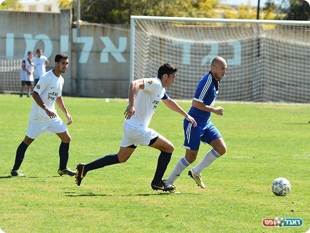 אטון ושקל משקיפים על שריקי (צילום: ארנון לוי)