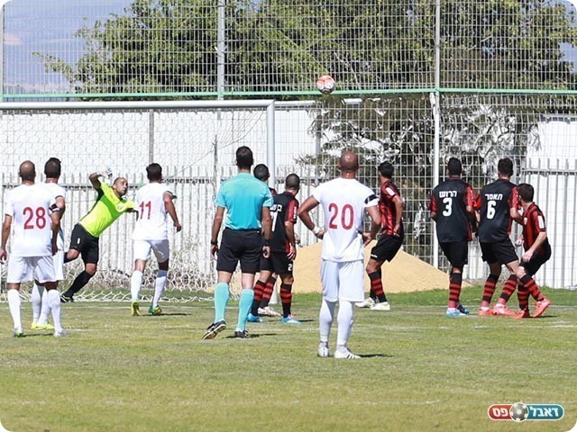 שלומי איטח מתעופף והודף לקרן (קובי פורטל)